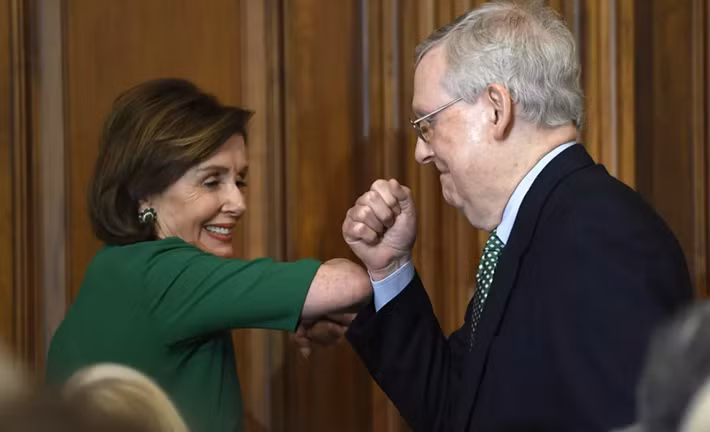 Chủ tịch Hạ viện Mỹ Nancy Pelosi (trái) và lãnh đạo phe đa số tại Thượng viện Mỹ, Mitch Connell, chào nhau khi dùng bữa trưa với Thủ tướng Ireland Leo Varadkar tại Điện Capitol ngày 12/3/2020.
