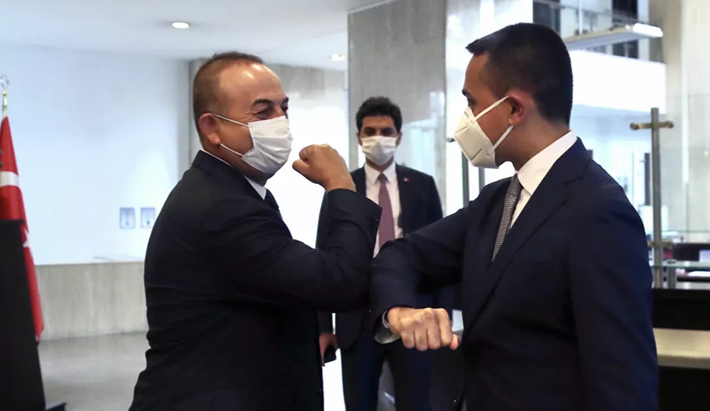 Bộ trưởng Ngoại giao Thổ Nhĩ Kỳ Mevlut Cavusoglu (trái) và Ngoại trưởng Italy Luigi Maio "bắt khuỷu tay" trước khi bước vào cuộc hội đàm tại Ankara, Thổ Nhĩ Kỳ, ngày 19/6/2020.