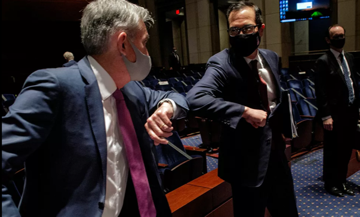 Chủ tịch Cục Dự trữ Liên bang Mỹ Jerome Powell và Bộ trưởng Tài chính Mỹ Steven Mnuchin chào nhau sau phiên điều trần tại Điện Capitol ở Washington ngày 30/6/2020.
