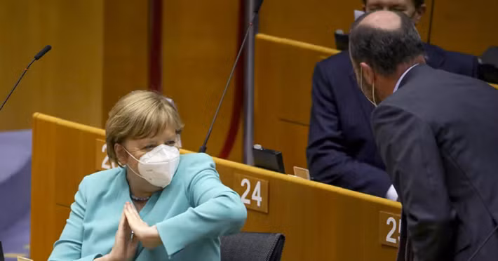 Thủ tướng Đức Angela Merkel đeo khẩu trang và giơ cùi chỏ thay lời chào khi tham dự một phiên họp của Nghị viện Châu Âu ở Brussels, Bỉ, ngày 8/7/2020.