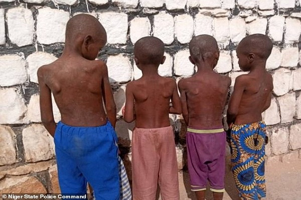 Theo Daily Mail, những đứa trẻ, từ 2 đến 10 tuổi, được tìm thấy trong một ngôi trường Hồi giáo không chính thức ở thị trấn Suleja, bang Niger, cuối tuần trước. Theo phát ngôn viên cảnh sát khu vực Wasiu Abiodun, 15 đứa trẻ bị tra tấn trong ngôi trường này. Ảnh: Daily Mail.