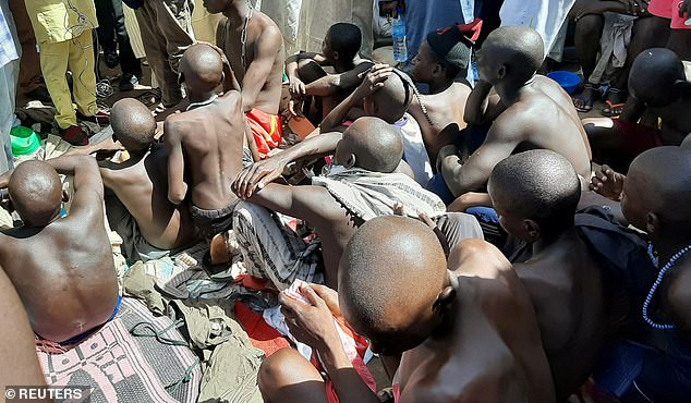 Năm ngoái, cảnh sát Nigeria đã tiến hành 3 cuộc đột kích nhằm vào các cơ sở này trong chưa đầy một tháng và giải cứu hàng trăm người bị giam giữ ở đó không khác gì tù nhân. Ảnh: Reuters.