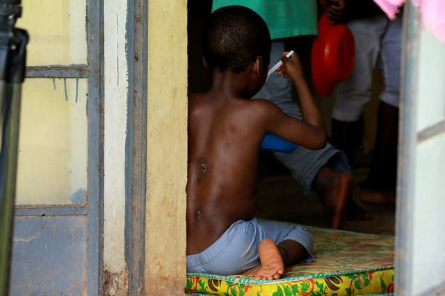 Những người này bị xích và tra tấn với những vết sẹo còn trên lưng. Nhiều người trong số họ vốn đăng ký học kinh Koran tại trường... Ảnh: Reuters.