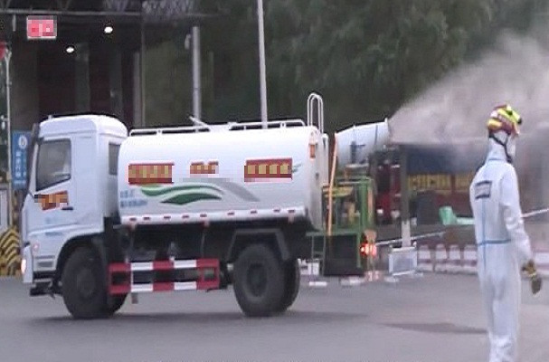 Mười hai xe tải di chuyển xung quanh để phun khử trùng tại các khu vực ngoài trời của chợ Tân Phát Địa. Ảnh: CCTV.