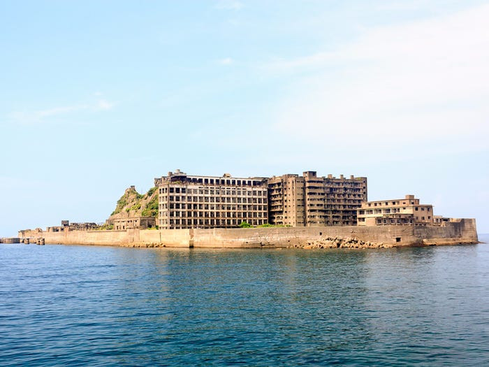 Đảo Hashima, Nhật Bản, từng có hơn 5.000 cư dân (gồm các công nhân mỏ và gia đình của họ) sinh sống vào năm 1959. Tuy nhiên, khi các mỏ than đá bắt đầu cạn kiệt vào năm 1974, hầu hết mọi người đã rời khỏi đây. Hòn đảo đông đúc một thời giờ hoàn toàn bị bỏ hoang.