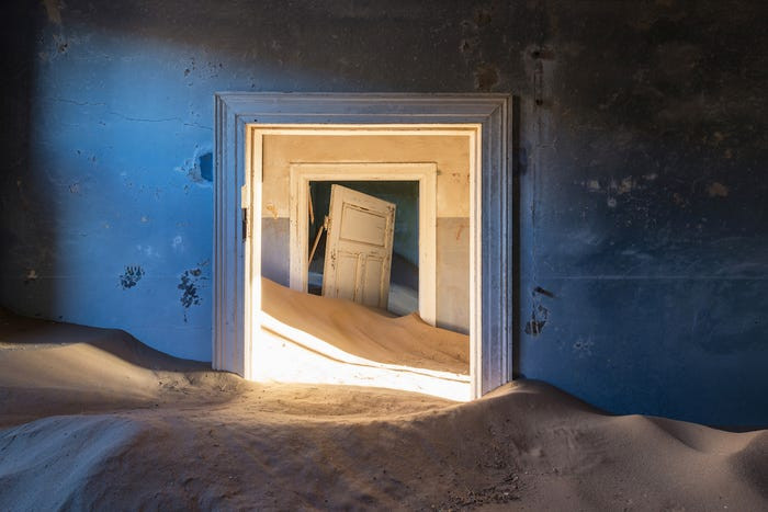 Thị trấn Kolmanskop, Namibia, đông đúc nhộn nhịp vào đầu những năm 1900, khi nhiều thợ mỏ Đức đổ xô đến vùng đất này "săn lùng" kim cương. Tuy nhiên, Kolmanskop dần dần bị sa mạc "nuốt chửng" kể từ năm 1928 sau khi người dân địa phương rời đi nơi khác.