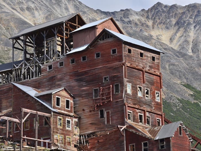 Thị trấn Kennecott, Alaska (Mỹ), sản xuất lượng đồng trị giá tràng triệu USD trong khoảng thời gian từ 1911 đến 1938. Tuy nhiên, khi nguồn tài nguyên cạn kiệt, cư dân bắt đầu đồng loạt rời khỏi đây và nơi này trở thành "thị trấn ma" kể từ năm 1950.