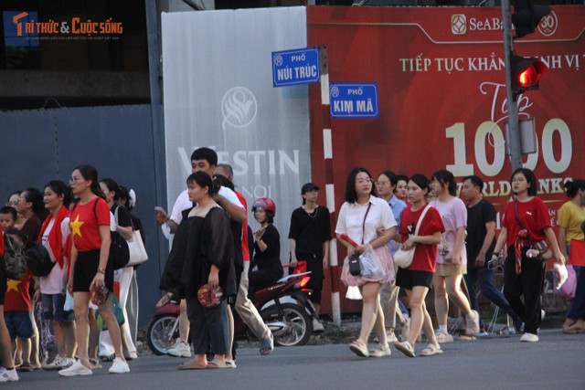 Đầu buổi tối 21/8, đông đảo người dân đi bộ từ đường Kim Mã vào khu vực trung tâm tổ chức sự kiện diễu binh, diễu hành. kto-tl_img-2447.jpg
