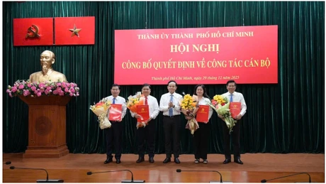 TPHCM trao quyết định 3 Ủy viên Ban Thường vụ Thành ủy về cấp phường