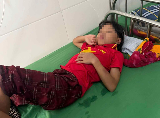 Cháu H.T.N.L. đang được điều trị tại bệnh viện... d2.jpg