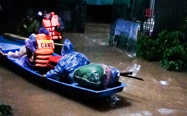 Lực lượng chức năng di dời người dân đến nơi an toàn. a6-11024365.png