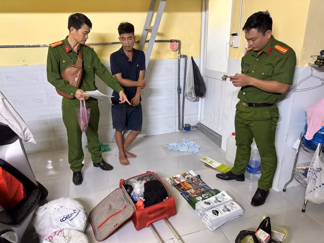 Lực lượng chức năng tiến hành khám xét nơi ở của các đối tượng.
