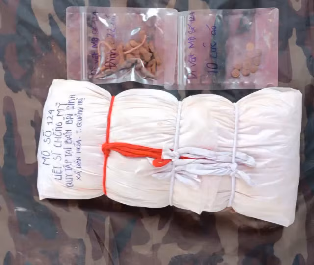 Hài cốt liệt sĩ cùng các di vật được đưa về vị trí tập kết để thực hiện các nghi lễ.