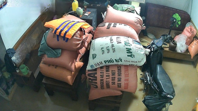 Người dân kê cao tài sản, đồ đạc để tránh lũ. a10-11022483.png