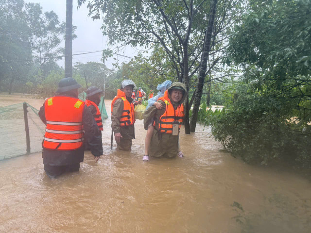 Lực lượng chức năng TP Huế di dời người dân đến nơi an toàn. z71588847676866969372e1f5f8d21db0ffba7ed06a852-17615281102431991001672.jpg