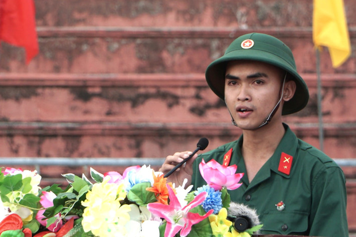 Thay mặt thanh niên nhập ngũ, tân binh Nguyễn Văn Vàng (phường La Gi) bày tỏ niềm vinh dự, tự hào khi được đứng trong hàng ngũ Quân đội nhân dân Việt Nam