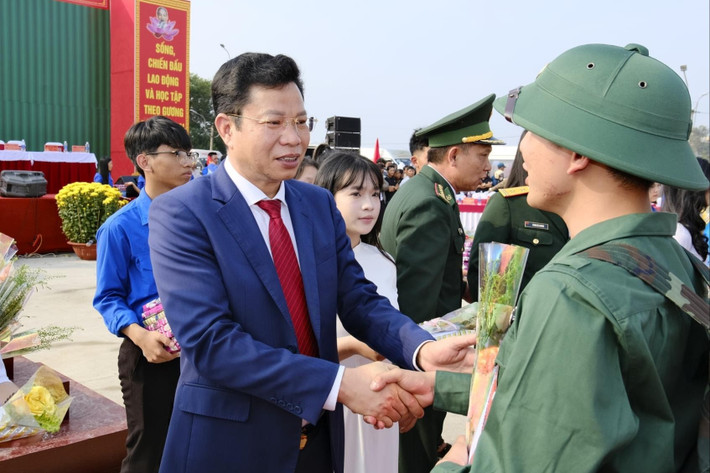 Đồng chí Lưu Văn Trung, Phó Bí thư Tỉnh uỷ, Chủ tịch HĐND tỉnh Lâm Đồng tặng hoa, quà động viên công dân lên đường nhập ngũ vào Quân đội