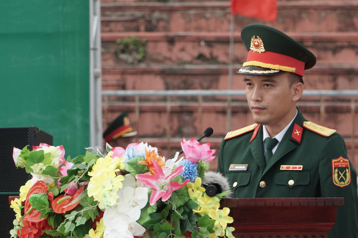 Đại diện đơn vị nhận quân, Trung tá Nguyễn Khánh Toàn, Phó Trung đoàn trưởng Trung đoàn Bộ binh 31 phát biểu tại buổi lễ