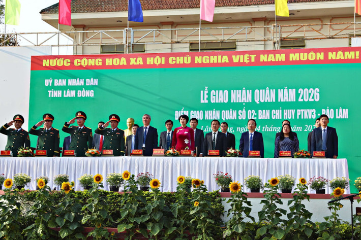 Đồng chí Phạm Thị Phúc, Phó Bí thư Tỉnh ủy, Chủ tịch Ủy ban MTTQ Việt Nam tỉnh Lâm Đồng và các đại biểu tham dự Lễ giao quân