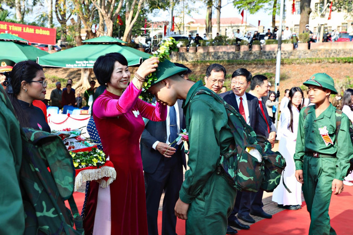 Đồng chí Phạm Thị Phúc, Phó Bí thư Tỉnh ủy, Chủ tịch Ủy ban MTTQ Việt Nam tỉnh Lâm Đồng trao vòng hoa chúc mừng thanh niên lên đường nhập ngũ tại Điểm giao quân số 2