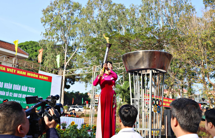 Đồng chí Phạm Thị Phúc, Phó Bí thư Tỉnh ủy, Chủ tịch Ủy ban MTTQ Việt Nam tỉnh Lâm Đồng thắp lửa truyền thống tại Điểm giao quân số 2