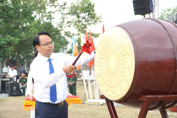 Đồng chí Đặng Hồng Sỹ, Phó Bí thư Thường trực Tỉnh ủy Lâm Đồng nổi hồi trống mở hội giao quân