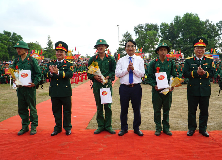 Đồng chí Đặng Hồng Sỹ, Phó Bí thư Thường trực Tỉnh ủy Lâm Đồng tặng quà, động viên các tân binh