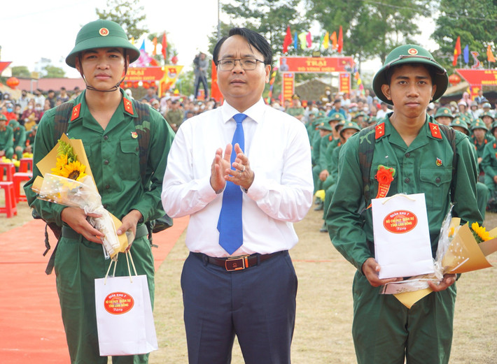 Đồng chí Đặng Hồng Sỹ, Phó Bí thư Thường trực Tỉnh ủy Lâm Đồng tặng quà, động viên các tân binh tại Lễ giao quân