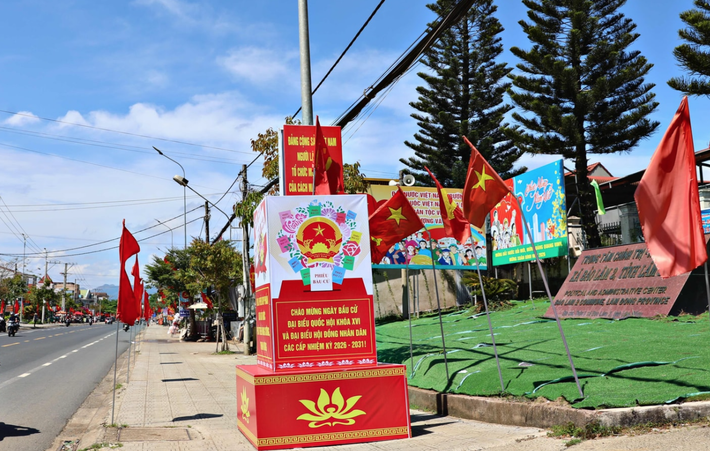 Đường phố Đà Lạt với cờ, biểu ngữ, pano được trang hoàng mừng đón Ngày hội lớn của toàn dân. Ảnh: PG