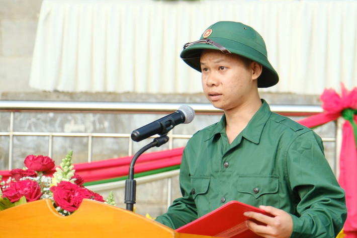 Tân binh Đinh Bảo Thắng, xã Bảo Lâm 1 phát biểu, bày tỏ quyết tâm hoàn thành tốt nhiệm vụ trước giờ lên đường nhập ngũ