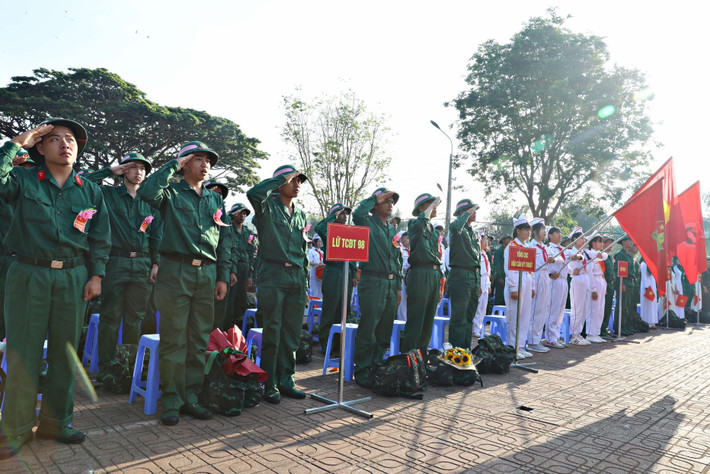 Thanh niên thực hiện nghi thức chào cờ tại Lễ giao nhận quân