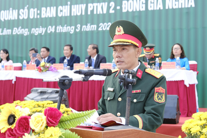 Trung tá Phan Huy Hùng, Chỉ huy trưởng Ban Chỉ huy PTKV 2 - Đông Gia Nghĩa công bố quyết định của Chủ tịch UBND tỉnh về việc giao chỉ tiêu gọi công dân nhập ngũ năm 2026