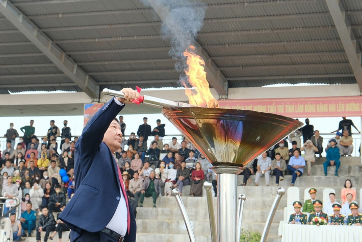 Đồng chí Bùi Thắng, Phó Bí thư Tỉnh ủy Lâm Đồng thực hiện nghi thức thắp lửa truyền thống
