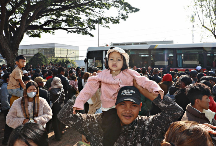 Người thân tiễn thanh niên lên đường nhập ngũ