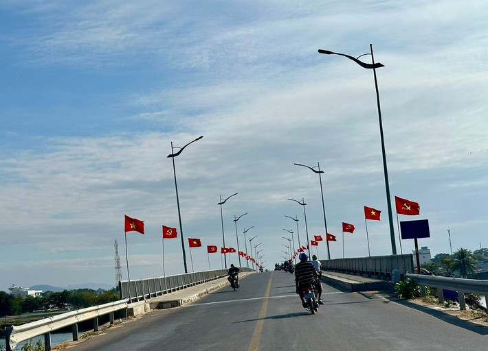 Trên vùng biển Phan Rí Cửa, những hàng cờ đỏ sao vàng tung bay trong gió biển, dệt nên một dải màu rực rỡ, trang trọng, vừa thiêng liêng vừa gần gũi. Ảnh: PG.
