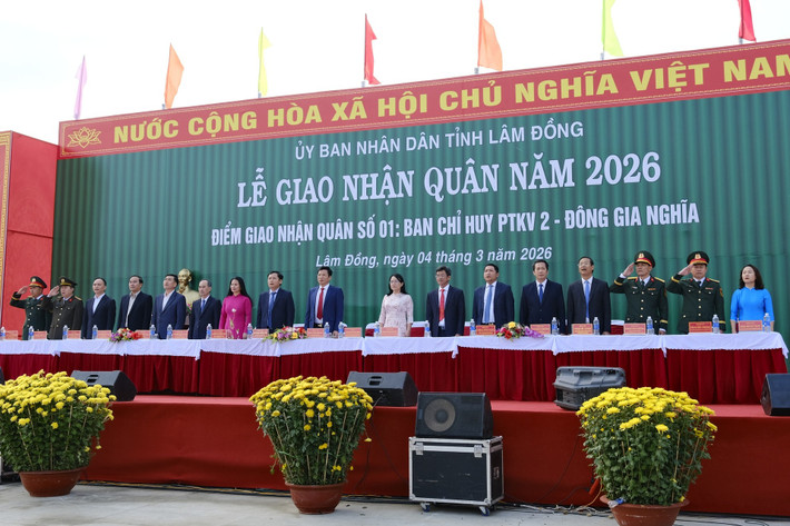 Đồng chí Lưu Văn Trung, Phó Bí thư Tỉnh ủy, Chủ tịch HĐND tỉnh Lâm Đồng cùng các đại biểu thực hiện nghi thức chào cờ