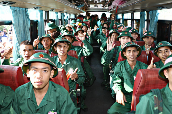 Thanh niên lên xe lên đường về đơn vị nhập ngũ sáng 4/3