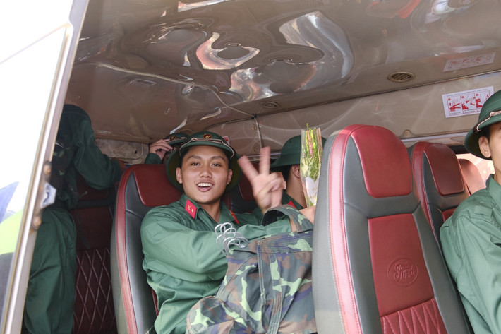 Chiến sĩ mới bày tỏ niềm vui, háo hức lên đường trở về đơn vị huấn luyện