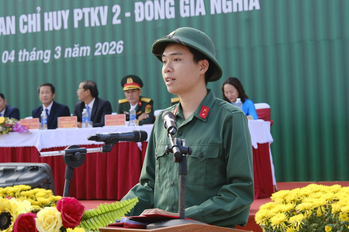 Tân binh Phan Nguyễn Tấn Minh thay mặt cho các chiến sĩ mới phát biểu bày tỏ quyết tâm học tập tốt, rèn luyện tốt, hoàn thành tốt các nhiệm vụ được giao