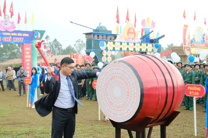 Đồng chí Nguyễn Khắc Bình, Ủy viên Ban Thường vụ Tỉnh ủy, Chánh Văn phòng Tỉnh ủy đánh trống mở hội giao quân