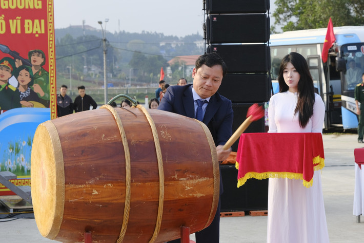 Đồng chí Võ Phạm Xuân Lâm, Ủy viên Ban Thường vụ Tỉnh ủy, Bí thư Đảng ủy, Chủ tịch HĐND phường Bắc Gia Nghĩa đánh trống mở hội giao quân