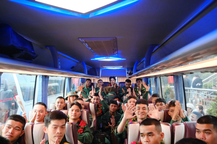 Thanh niên các địa phương Bảo Lộc và Bảo Lâm hăng hái lên đường nhập ngũ