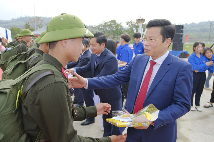 Đồng chí Lưu Văn Trung, Phó Bí thư Tỉnh ủy, Chủ tịch HĐND tỉnh Lâm Đồng tặng hoa, quà động viên công dân lên đường thực hiện nghĩa vụ Công an