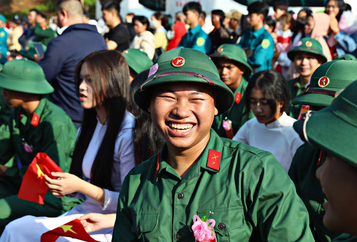 Nụ cười thanh niên trước giờ nhập ngũ