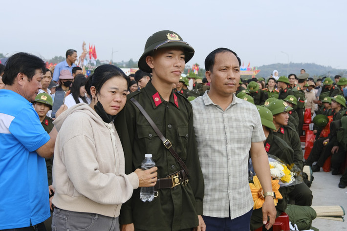 Gia đình tân binh xúc động tiễn con em lên đường thực hiện nghĩa vụ Công an