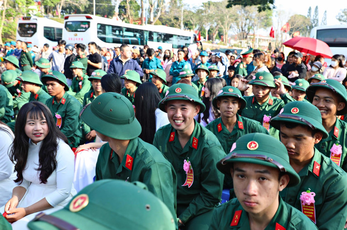 Thanh niên nhập ngũ tại điểm giao quân số 2 - Ban CHPT Khu vực 3 - Bảo Lâm