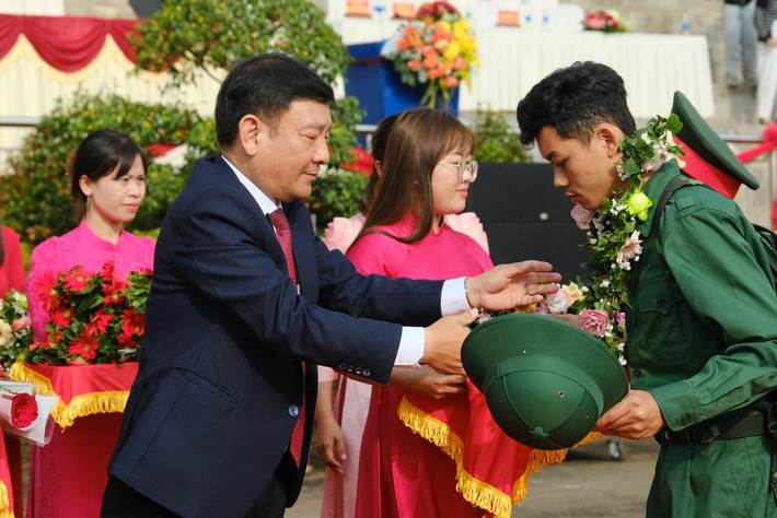 Đồng chí Bùi Thắng, Phó Bí thư Tỉnh ủy Lâm Đồng tặng quà cho tân binh trước lúc lên đường nhập ngũ