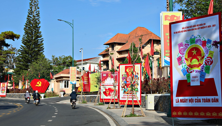 Tại khu vực trụ sở Tỉnh ủy Lâm Đồng, hệ thống pa-nô tuyên truyền về Ngày bầu cử được thiết kế hiện đại, rực rỡ sắc đỏ, không chỉ làm đẹp mỹ quan mà còn lan tỏa mạnh mẽ thông điệp về quyền và nghĩa vụ công dân đến với mọi tầng lớp nhân dân. Ảnh: LĐ