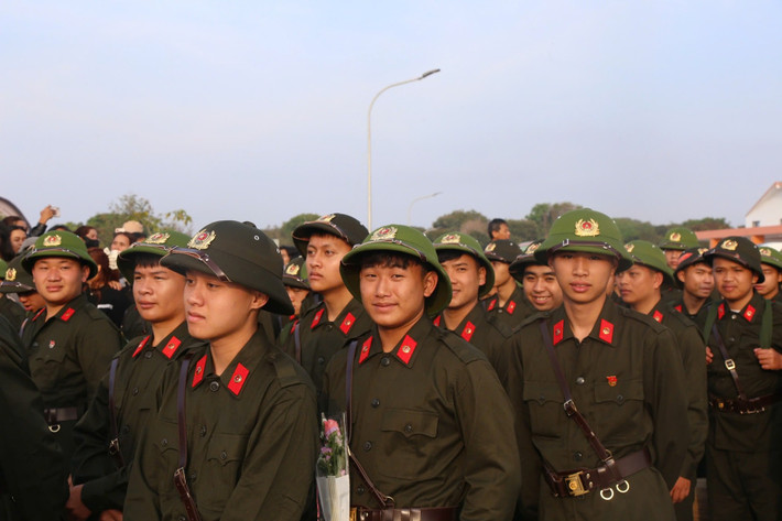 Các tân binh lên đường thực hiện nghĩa vụ công an tại điểm giao nhận quân số 01: Ban Chỉ huy Phòng thủ khu vực 1 - Đức Trọng