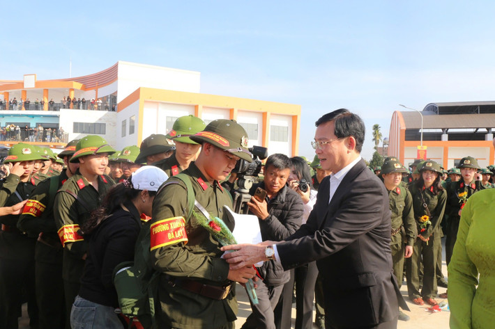 Đồng chí Hồ Văn Mười, Ủy viên Ban Chấp hành Trung ương Đảng, Phó Bí thư Tỉnh ủy, Chủ tịch UBND tỉnh Lâm Đồng tặng hoa chúc mừng tân binh lên đường nhập ngũ tại Điểm giao nhận quân số 01: Ban Chỉ huy Phòng thủ khu vực 1 - Đức Trọng